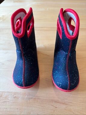 Bogs Waterproof, Insulated, Washable Boots in Blue Stars size 8